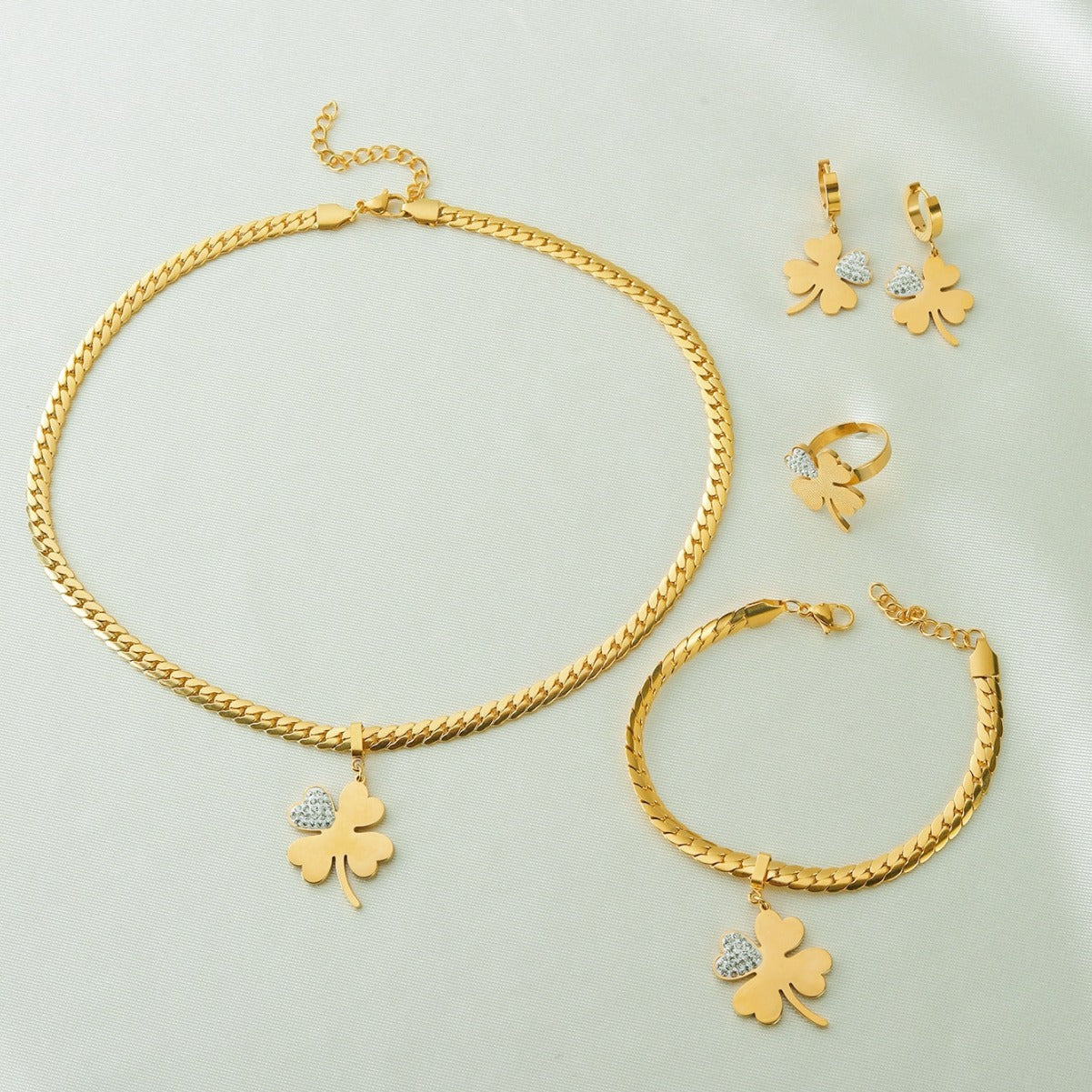 18K Gold Clover Jewelry Set with Zirconia (4)