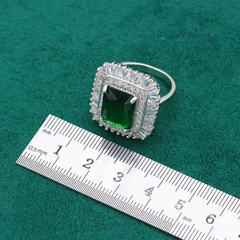 Classic Emerald Zircon Silver Jewelry Set for Women (2)